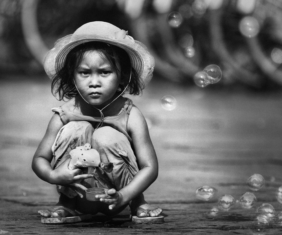 Street bubble little girl von Sebastian Kisworo