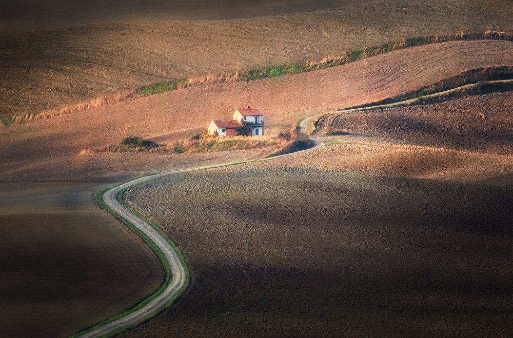 House on a Hill von Sebastian Prioteasa