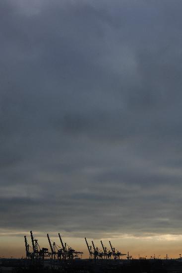 Dunkle Wolken über dem Hafen von Sebastian Widmann