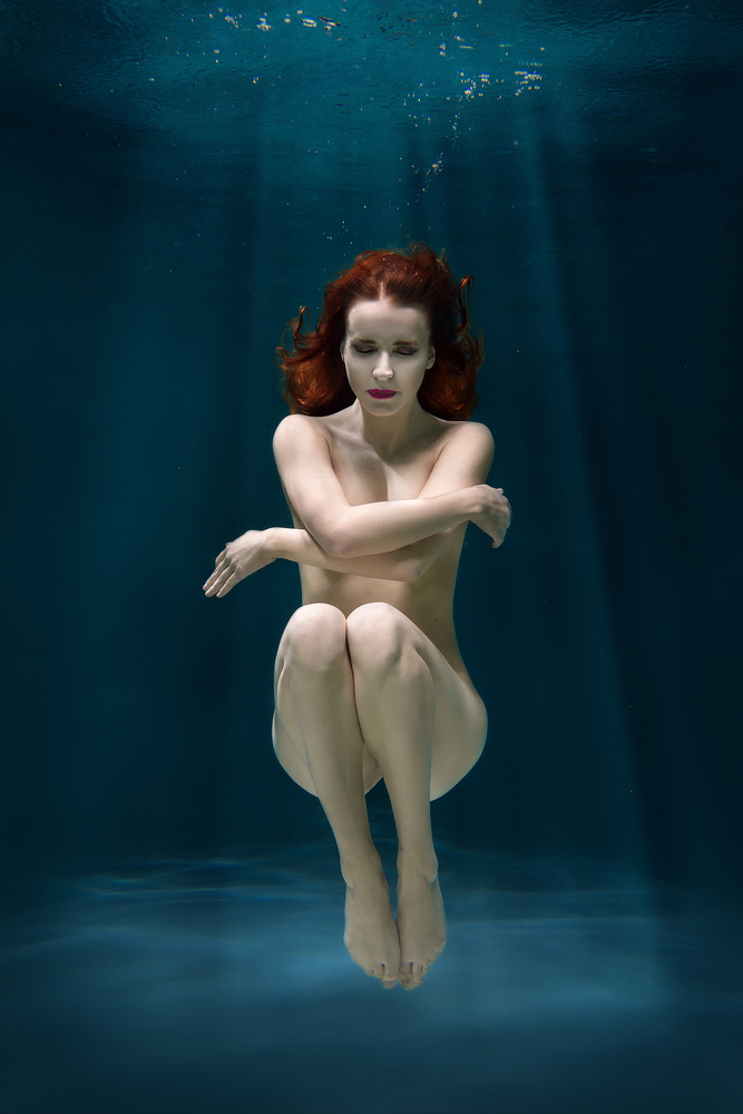 a woman under water von Sergey Mazurov