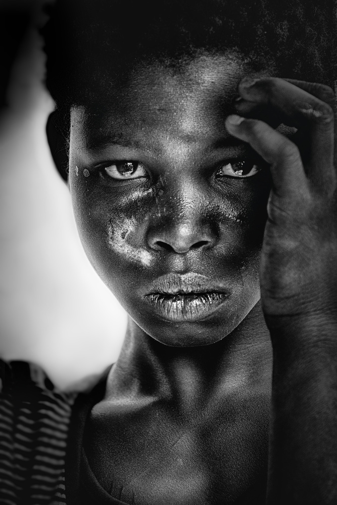 Scarred girl - Benin (Africa) von Sergio Pandolfini