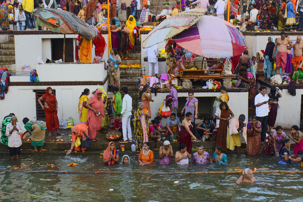 Bathing of Devotees von Shaibal Nandi