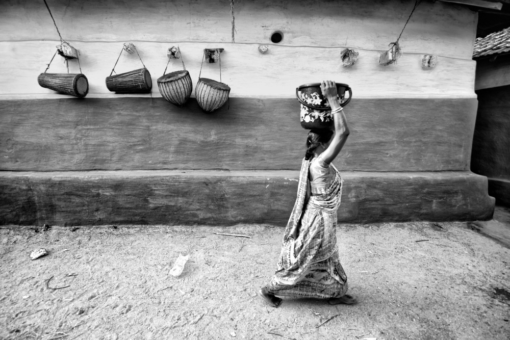 Lady with bucket on head von Shaibal Nandi