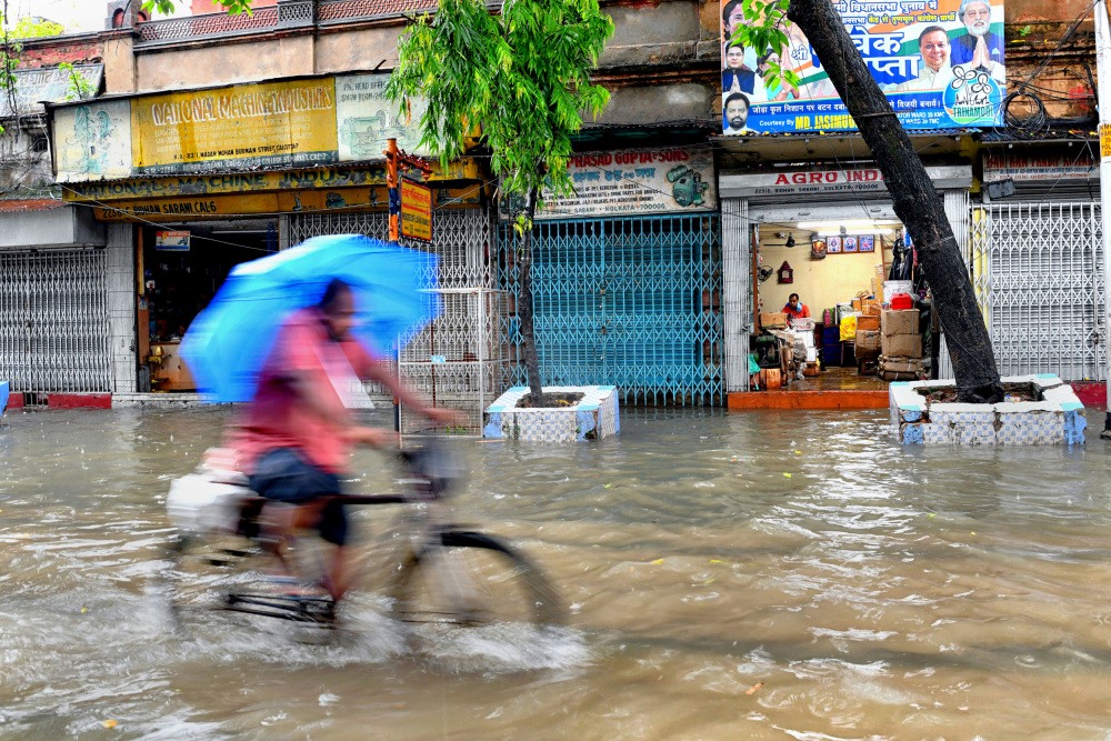 Street in a Rainy Day7 von Shaibal Nandi