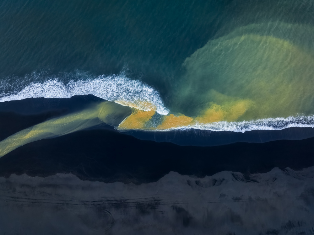 Creek entering ocean von Shenshen Dou