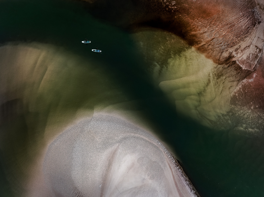 Paddling in a sandy river von Shenshen Dou