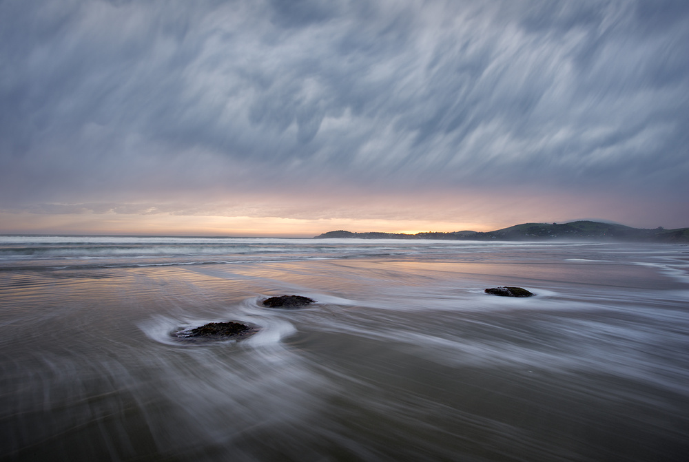 Windy dawn at Koekohe beach von Shenshen Dou