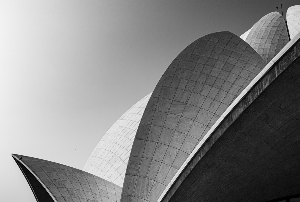 Lotus temple .. the grey scale von Shobhit Chawla