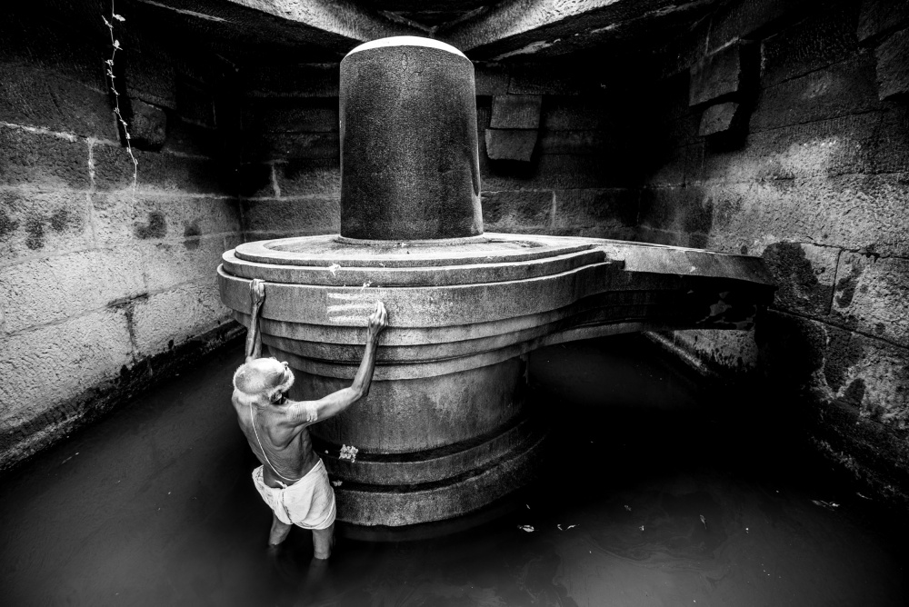 Devotion of Old Priest von SHREENIVAS YENNI