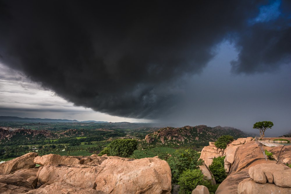 Storm Coming von SHREENIVAS YENNI