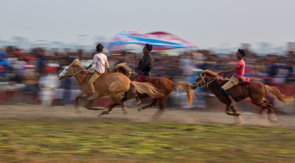 Village Heroes in a traditional Race von Sikder Mesbahuddin Ahmed