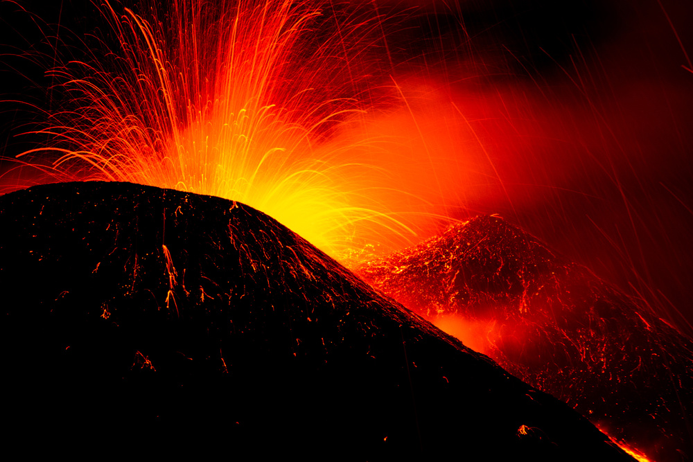 Eruption by night von Simone Genovese