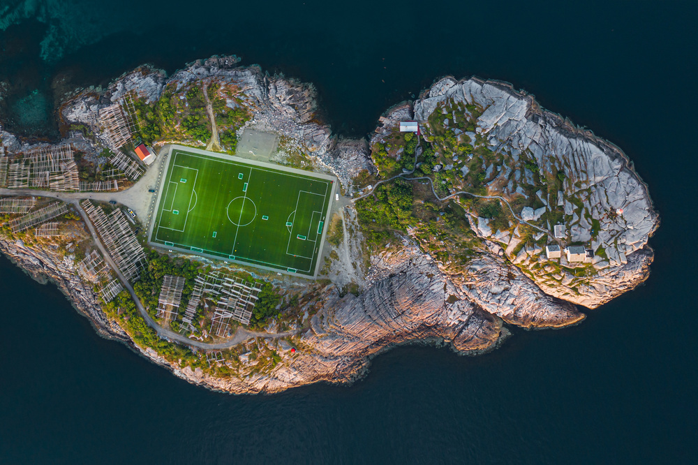 Football field on the edge of the world von Simoon