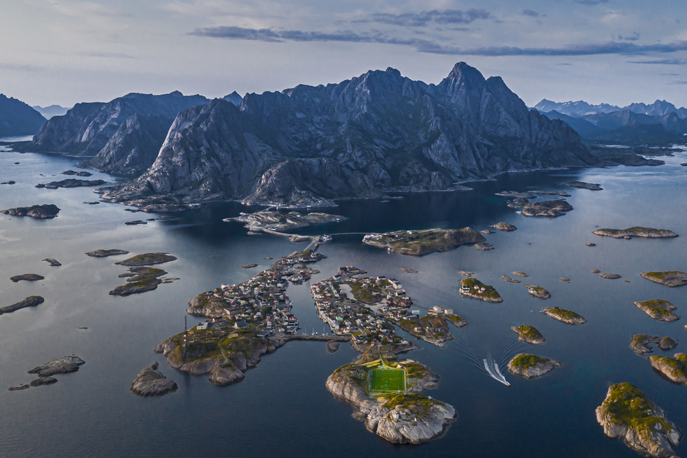 Football field on the edge of the world von Simoon