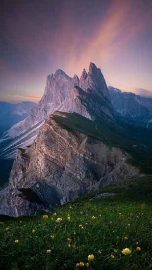 Garland under the mountain