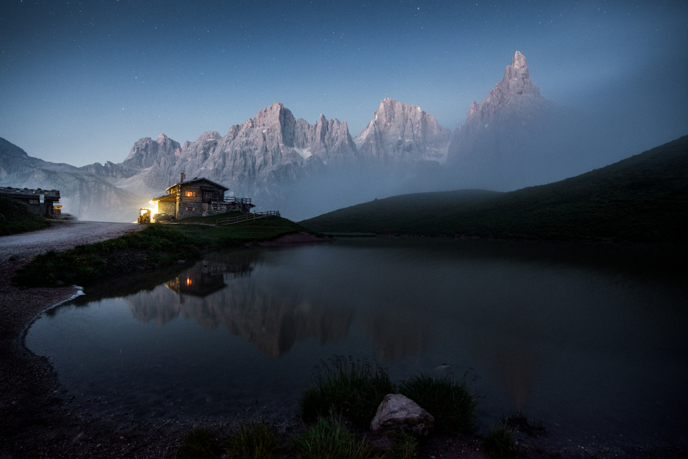 Wooden house between mountain and lake von Simoon