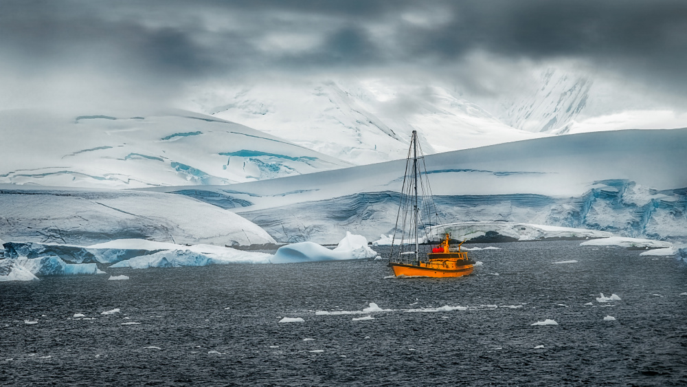 A sail boat in Antarctica von Siyu and Wei Photography