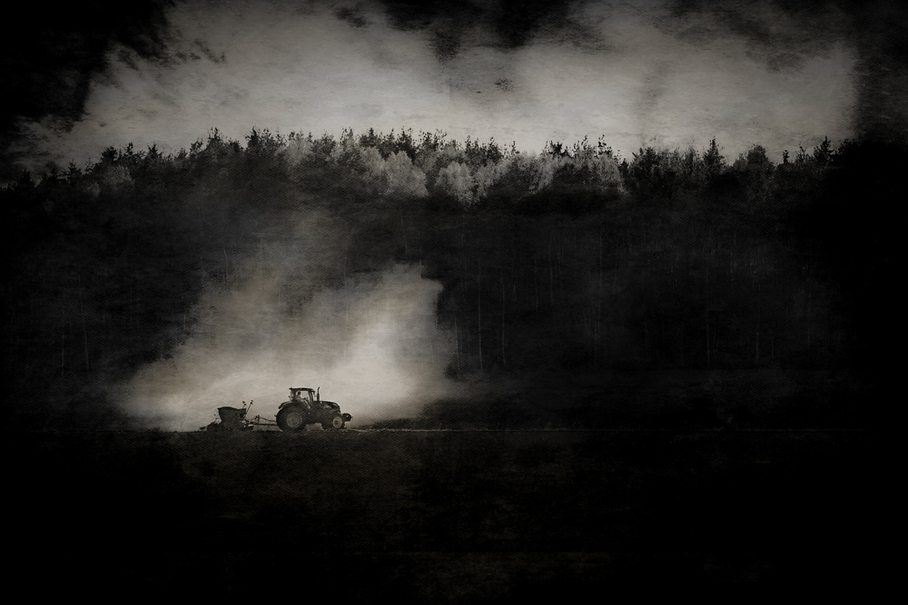 Dusty work on the farm von Åsmund Kværnstrøm