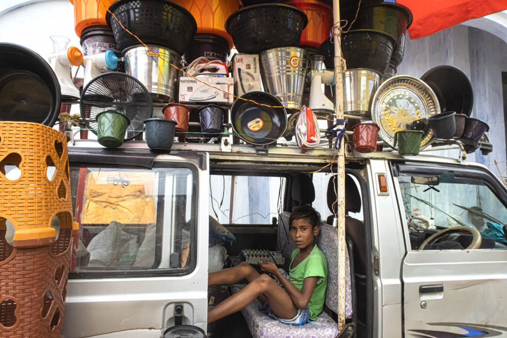 Boy with lottery van von Souvik Banerjee