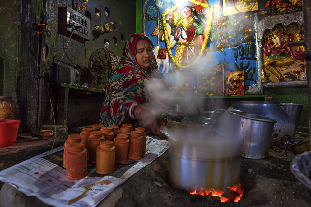 Lady Tea Maker von Souvik Banerjee