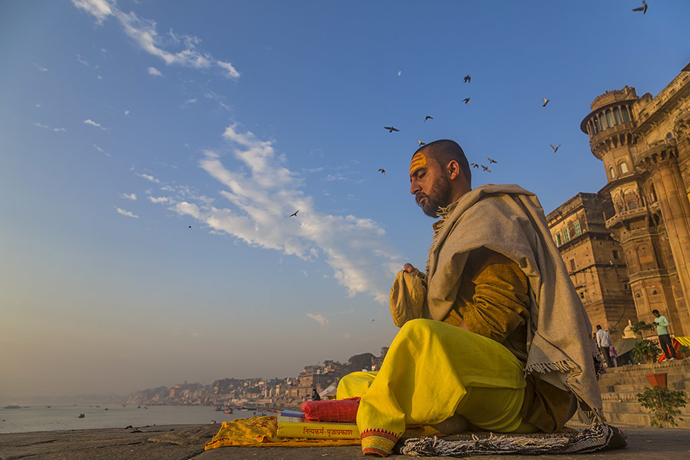 Morning meditation along Ganges von Souvik Banerjee