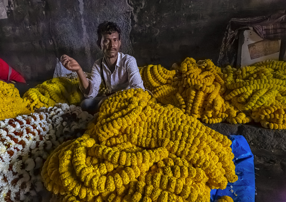 Mood at flower market von Souvik Banerjee