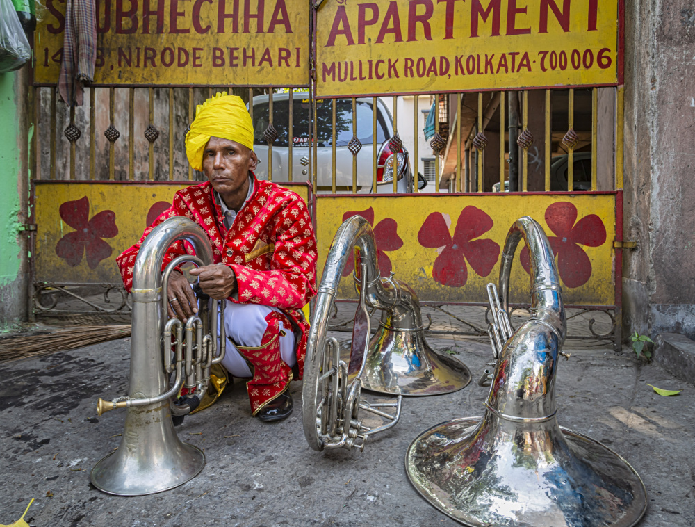 Waiting before the procession von Souvik Banerjee