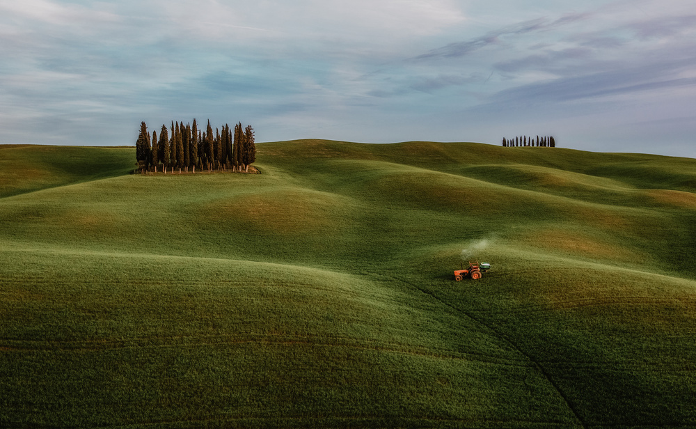 Busy tractor in Val dOrcia von Stefan Miron