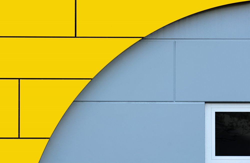 Graphic facade with an arch von Stephan Rückert