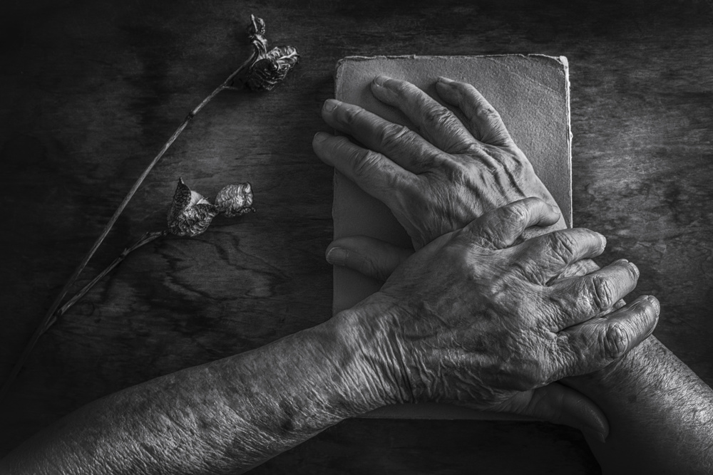 Old hands of my mother von Stephen Clough