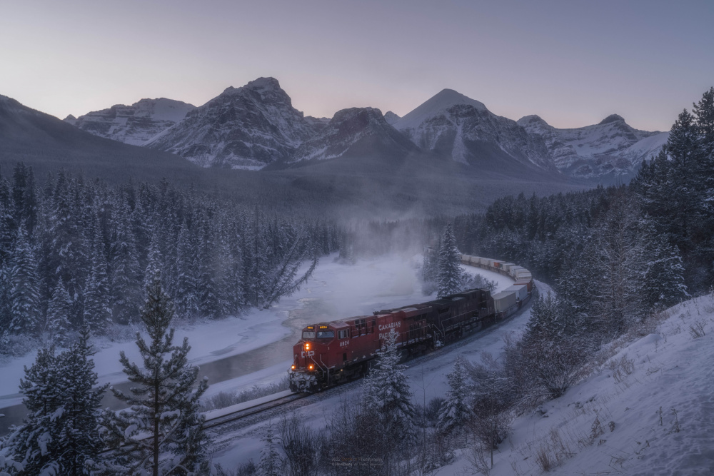 The Train in Snow. von Steve Zhang