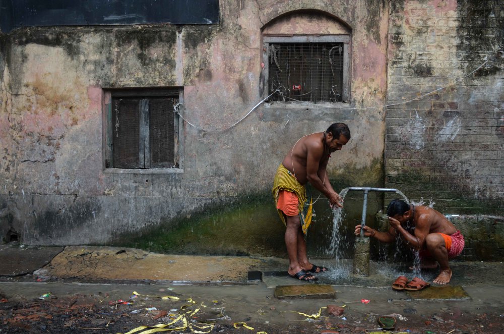 Roadside Bath von Sudipto Kumar Ghosh