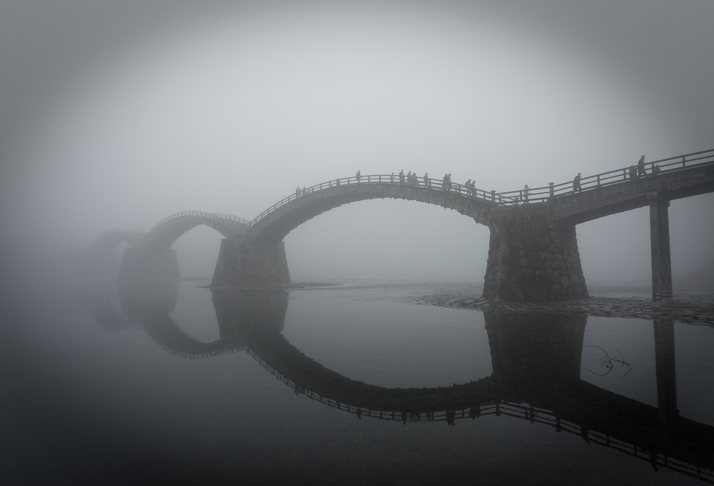 The Kintai Bridge in the fog #Water mirror von Sunao Isotani