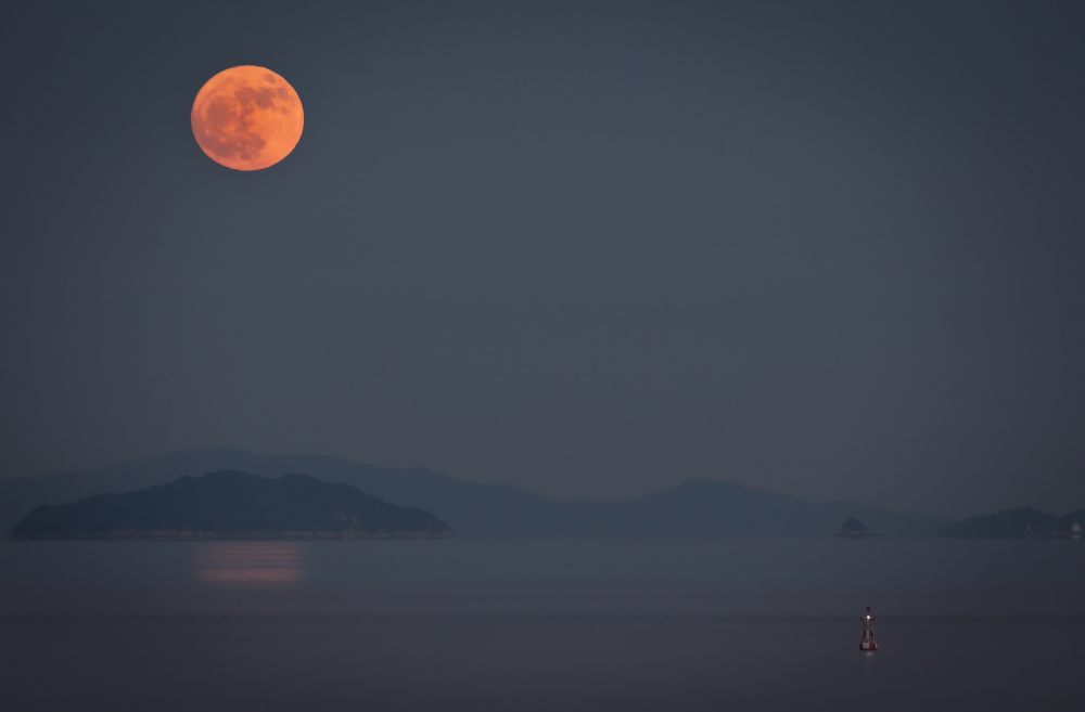 Red moon rising over the hazy Seto Inland Sea_02 von Sunao Isotani