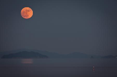 Red moon rising over the hazy Seto Inland Sea_02