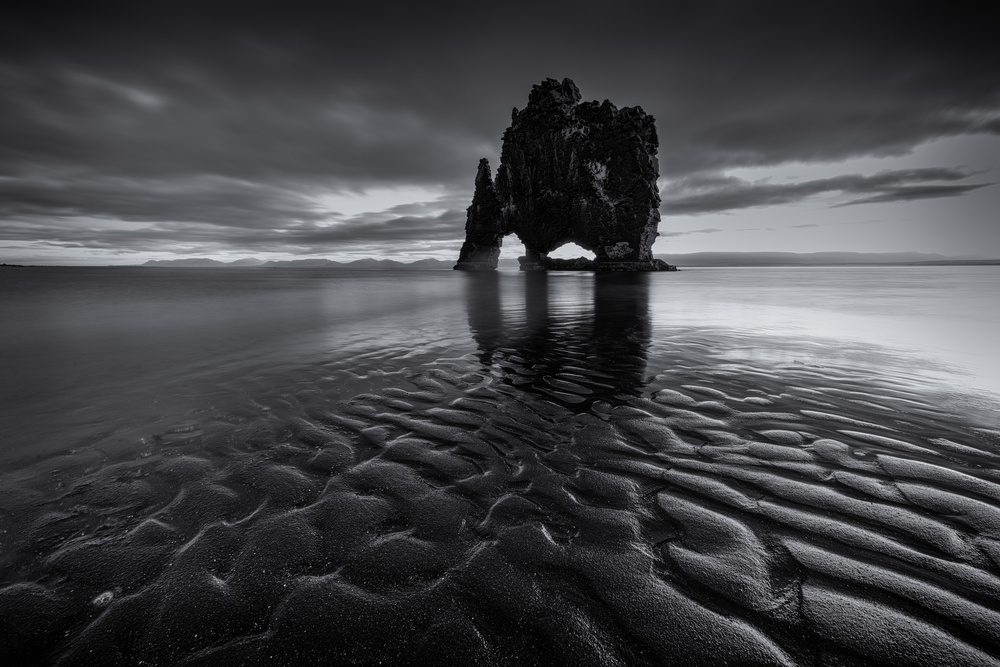 Dawn at Rhino Rock Black-White von Sunny Ding