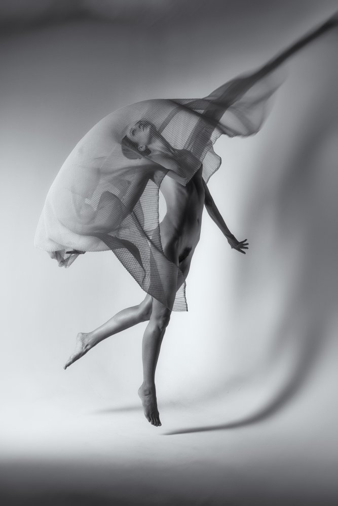 Dancer and virtual shadow von Sunny Ding