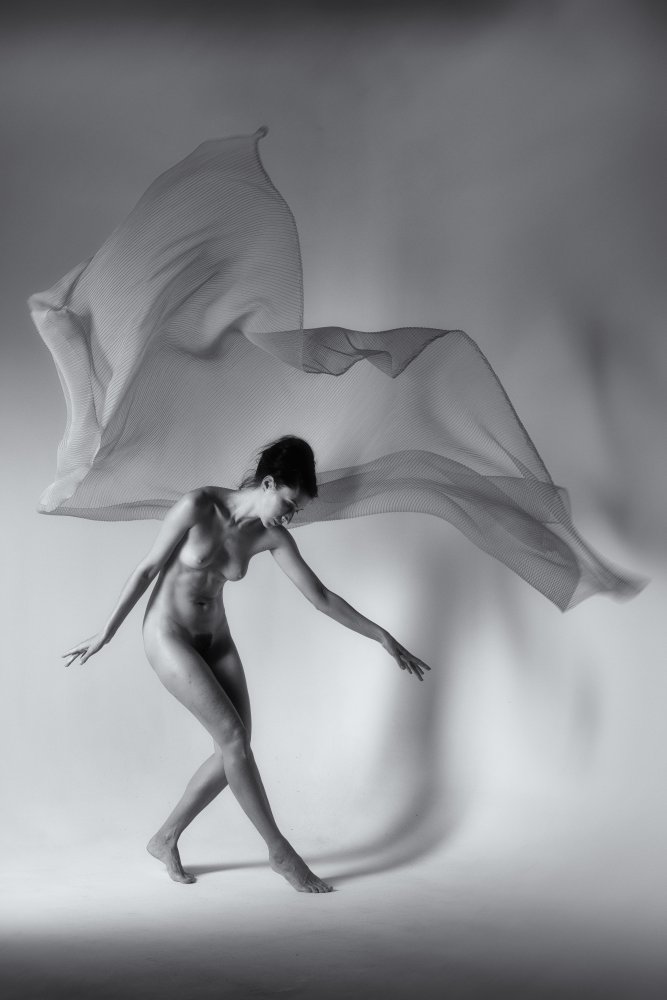 Dancer and virtual shadow von Sunny Ding