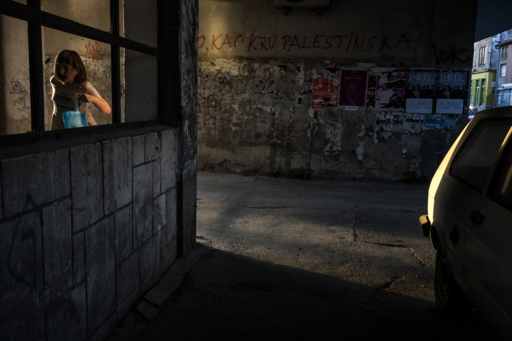 Girl with bags II von Svetislav Cvetkovic