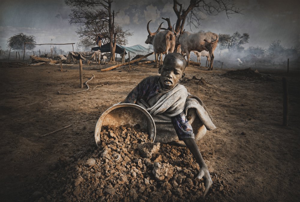 Boy from Mundari collects cow dung von Svetlin Yosifov