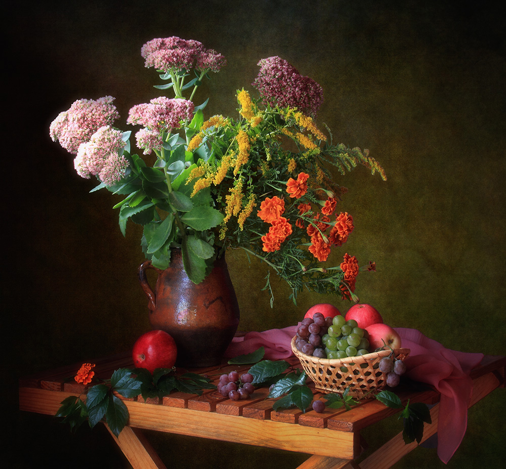 With a bouquet and fruits von Tatyana Skorokhod