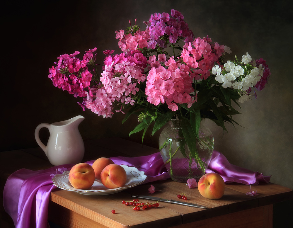 With a bouquet of phlox and peaches von Tatyana Skorokhod