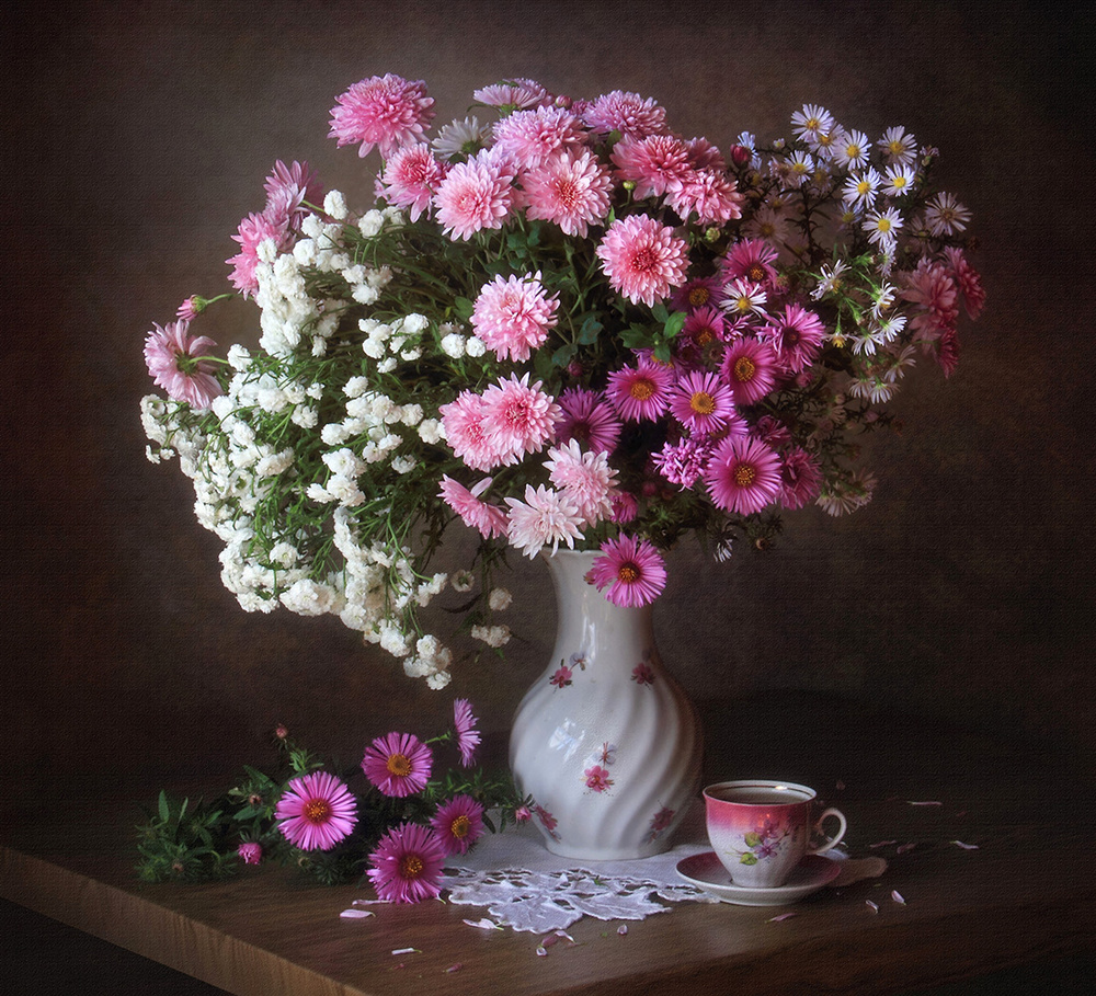 With a bouquet of chrysanthemums von Tatyana Skorokhod