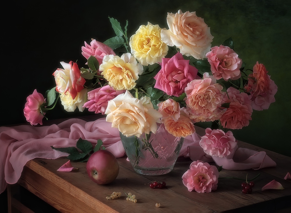 With a bouquet of garden roses von Tatyana Skorokhod