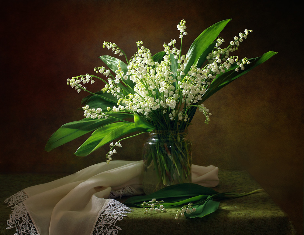 With a bouquet of lilies of the valley von Tatyana Skorokhod