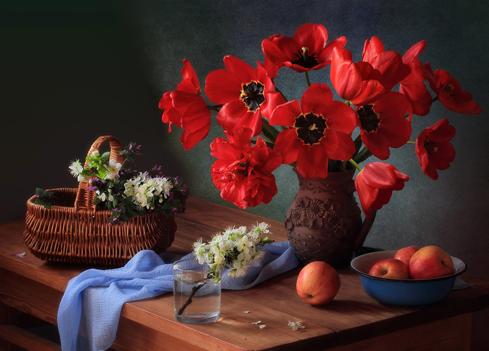 With a bouquet of red tulips von Tatyana Skorokhod