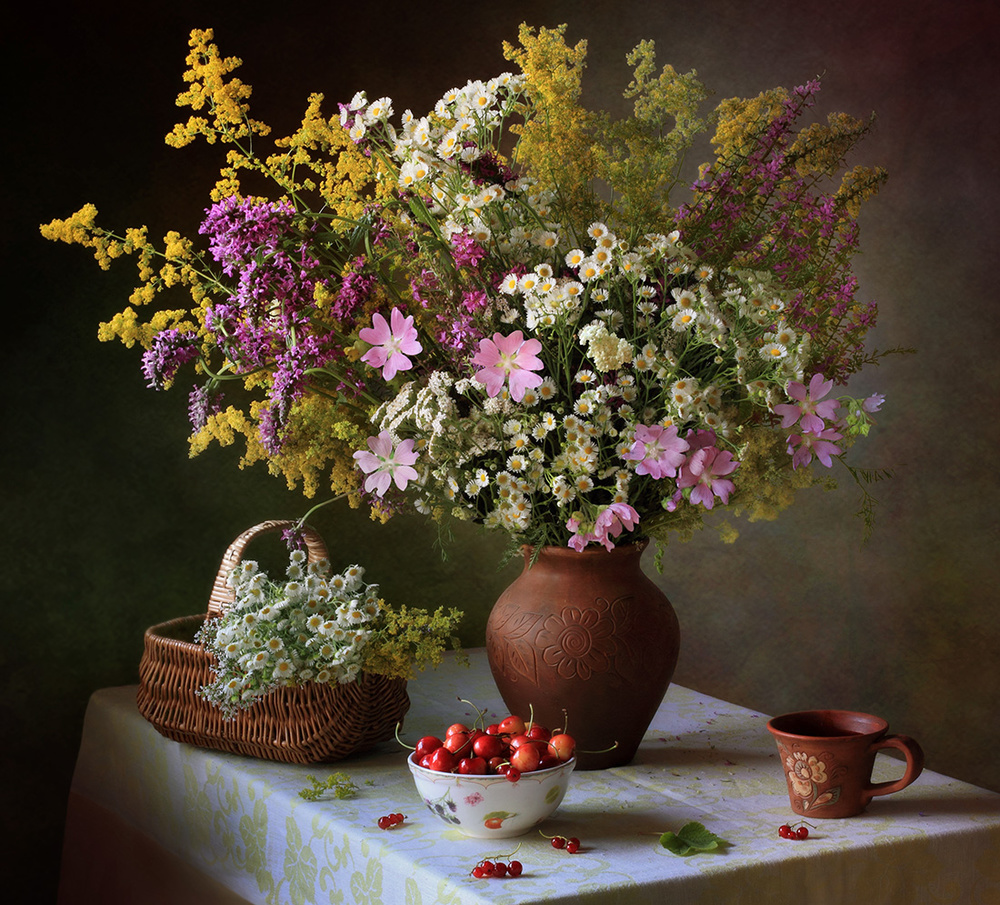 With a bouquet of meadow flowers and berries von Tatyana Skorokhod