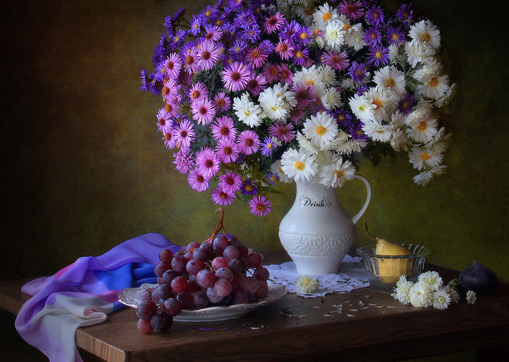 Still life with a bouquet of chrysanthemums and grapes von Tatyana Skorokhod