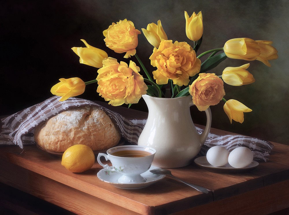 Still life with a bouquet of yellow tulips von Tatyana Skorokhod