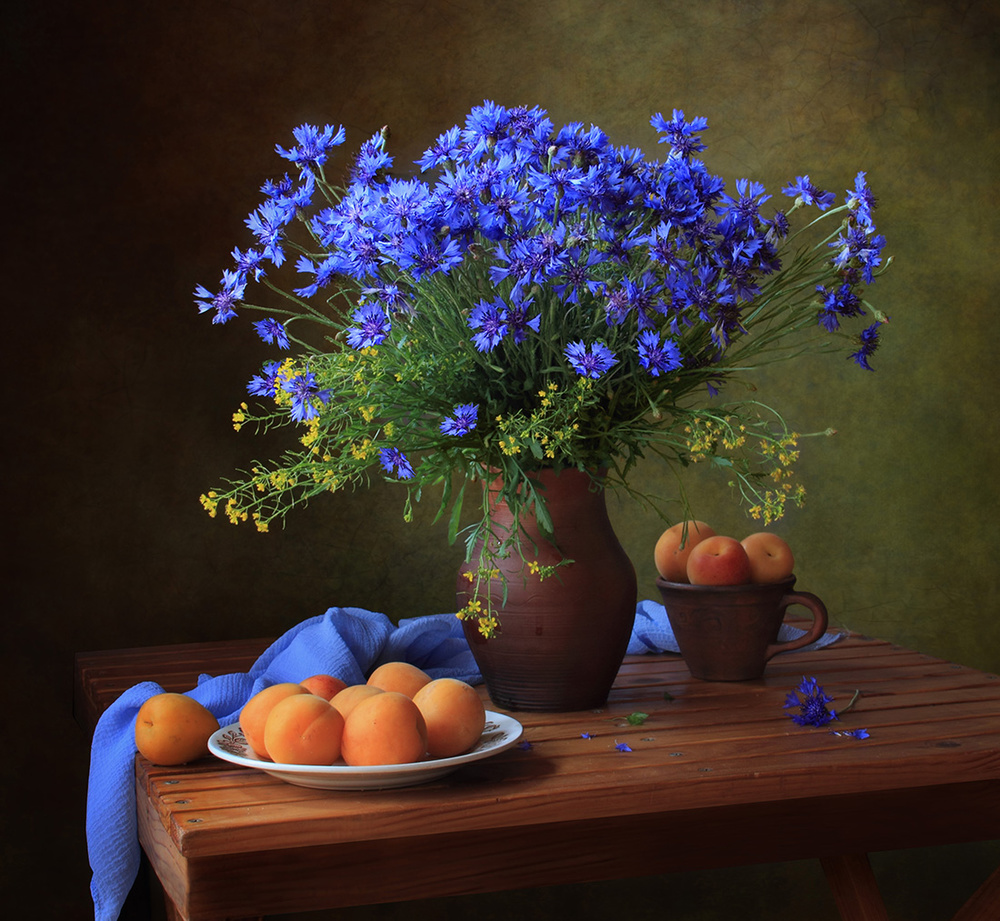 Still life with a bouquet of cornflowers and apricots von Tatyana Skorokhod